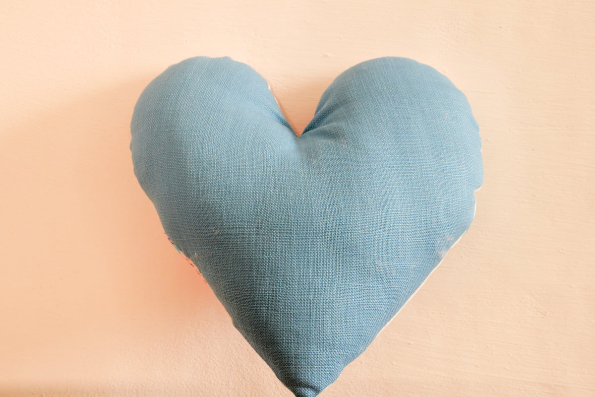 Coussin coeur brodé main. Afrique du sud. Heartworks.