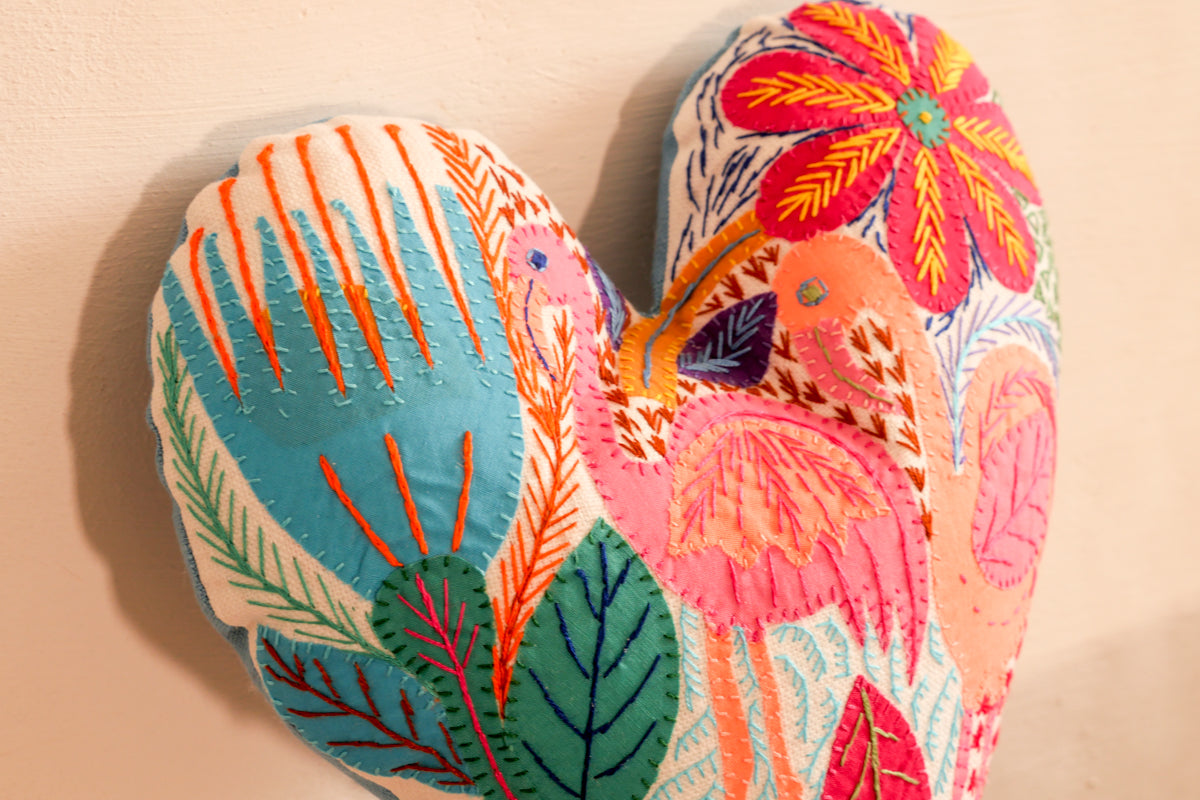 Coussin coeur brodé main en Afrique du Sud