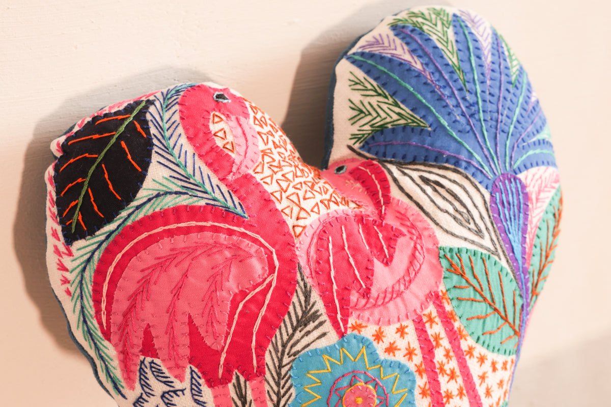 Coussin coeur brodé main en Afrique du Sud