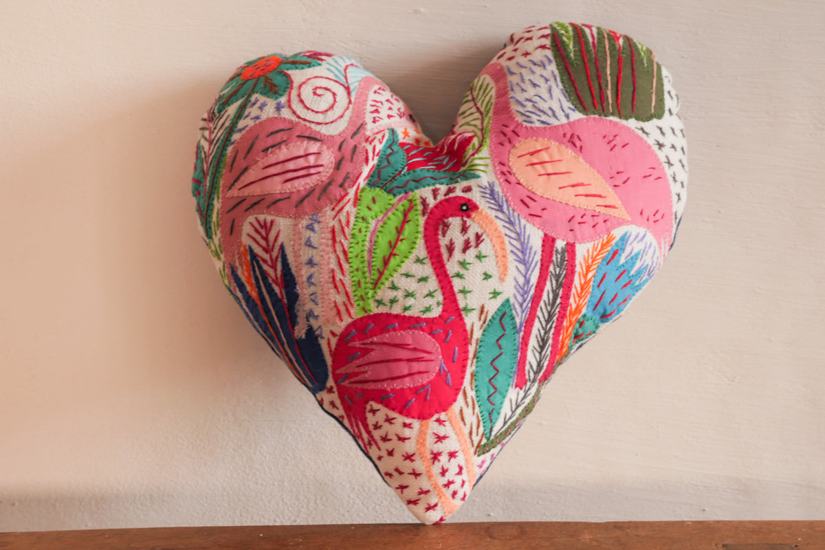 Coussin coeur brodé main en Afrique du Sud