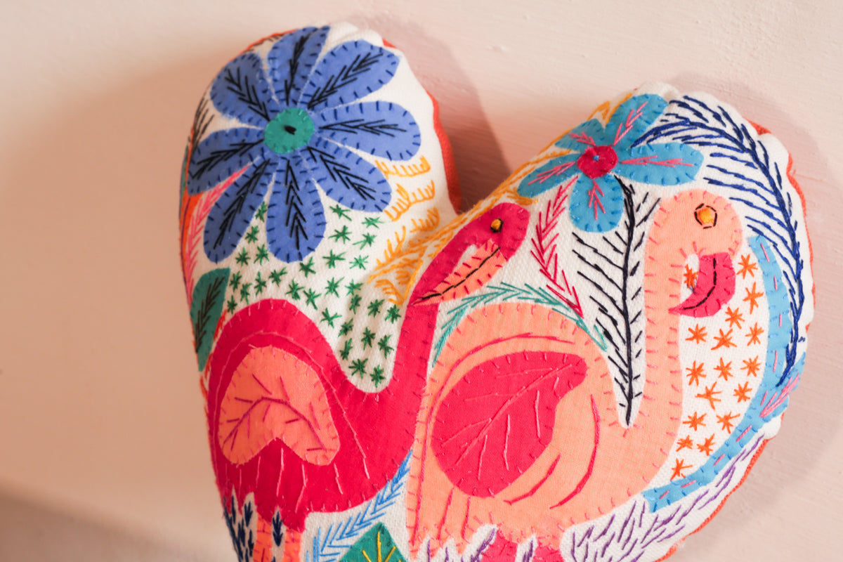 Coussin coeur brodé main en Afrique du Sud