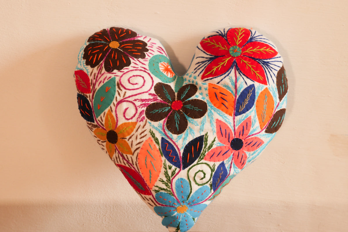 The Flowers, coussin brodé
