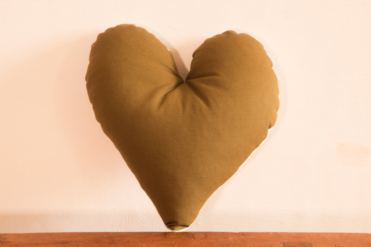 Greenfields, coussin coeur brodé