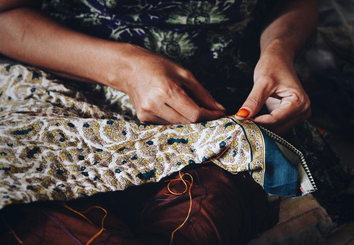 Kantha sari couvre-lit  No.106 "Seablue & Green",  coton recyclé brodé à la main.