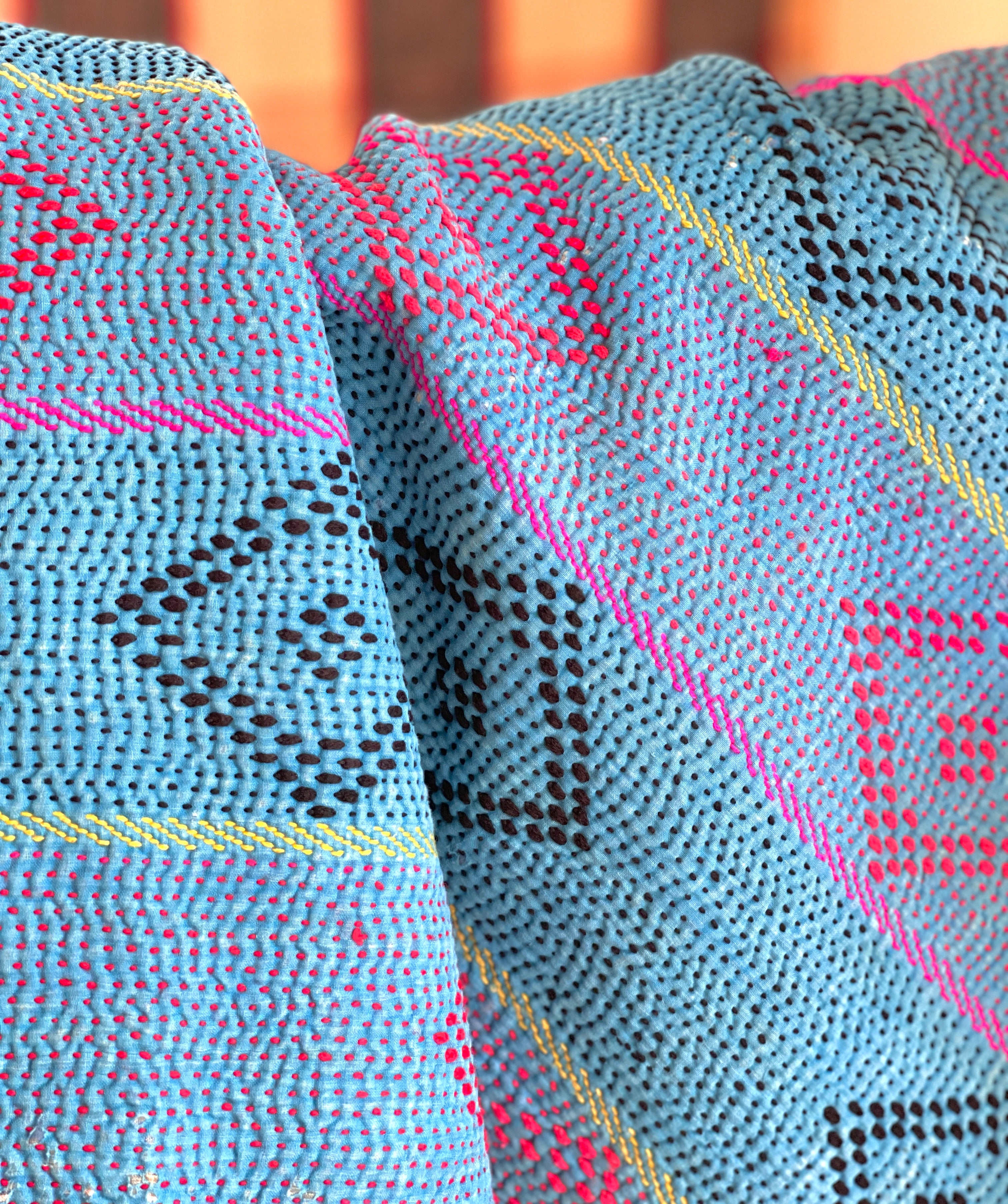 Kantha sari couvre-lit  No.101 "Pink Diamonds"  coton recyclé brodé à la main Image secondaire du produit