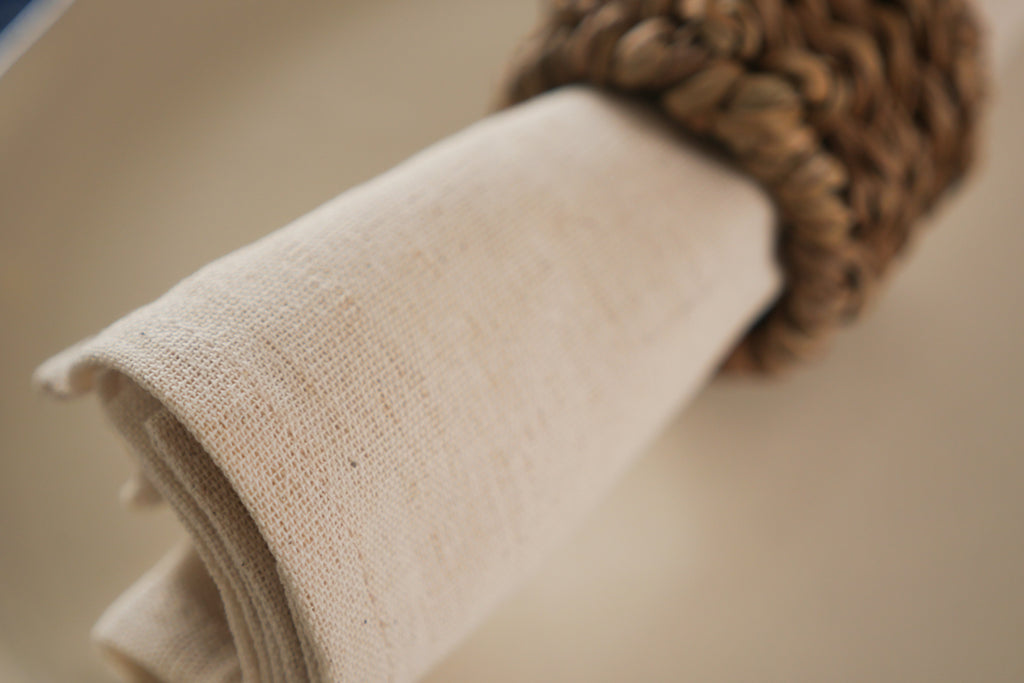 Set de 2  serviette de table ecru.  Cette serviette de table est fabriquée à partir de fils de coton recyclés et tissés sur un métier à main traditionnel. 