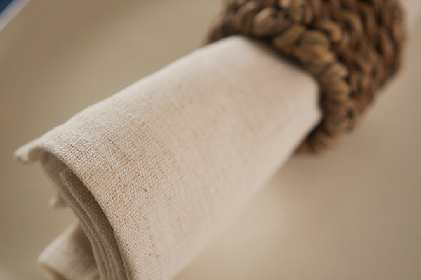 Set de 2  serviette de table ecru.  Cette serviette de table est fabriquée à partir de fils de coton recyclés et tissés sur un métier à main traditionnel. 