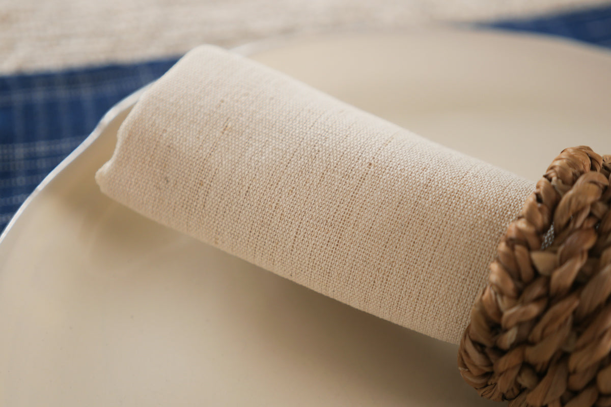Set de 2  serviette de table ecru.  Cette serviette de table est fabriquée à partir de fils de coton recyclés et tissés sur un métier à main traditionnel. 