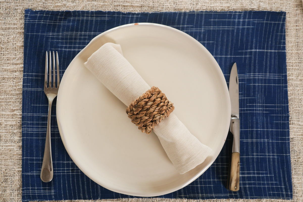 Set de 2  serviette de table ecru.  Cette serviette de table est fabriquée à partir de fils de coton recyclés et tissés sur un métier à main traditionnel.  Image principale du produit