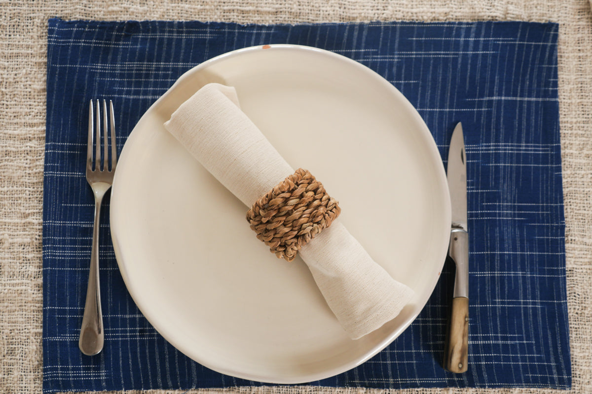 Set de 2  serviette de table ecru.  Cette serviette de table est fabriquée à partir de fils de coton recyclés et tissés sur un métier à main traditionnel. 