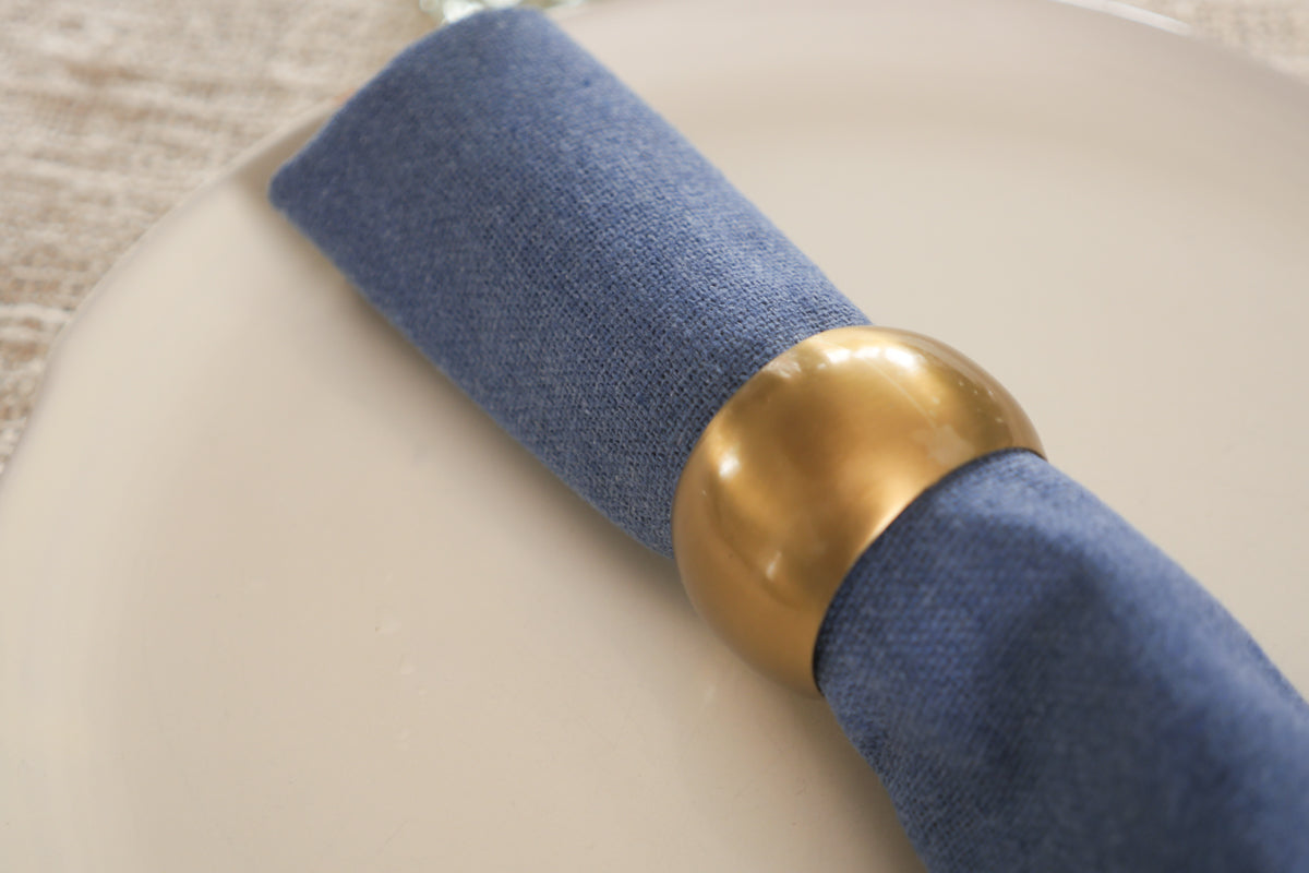 Set de 2  serviette de table bleu.  Cette serviette de table est fabriquée à partir de fils de coton recyclés et tissés sur un métier à main traditionnel. 