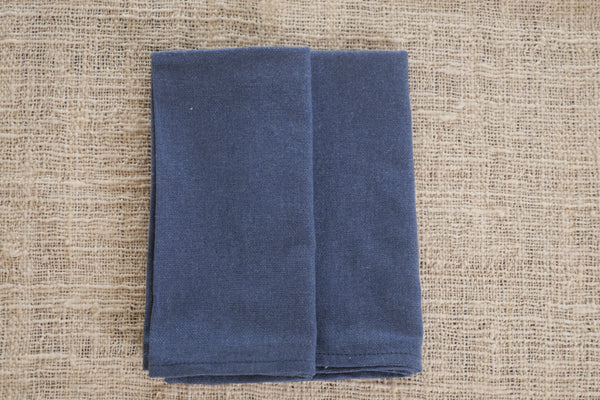 Set de 2  serviette de table bleu.  Cette serviette de table est fabriquée à partir de fils de coton recyclés et tissés sur un métier à main traditionnel. 