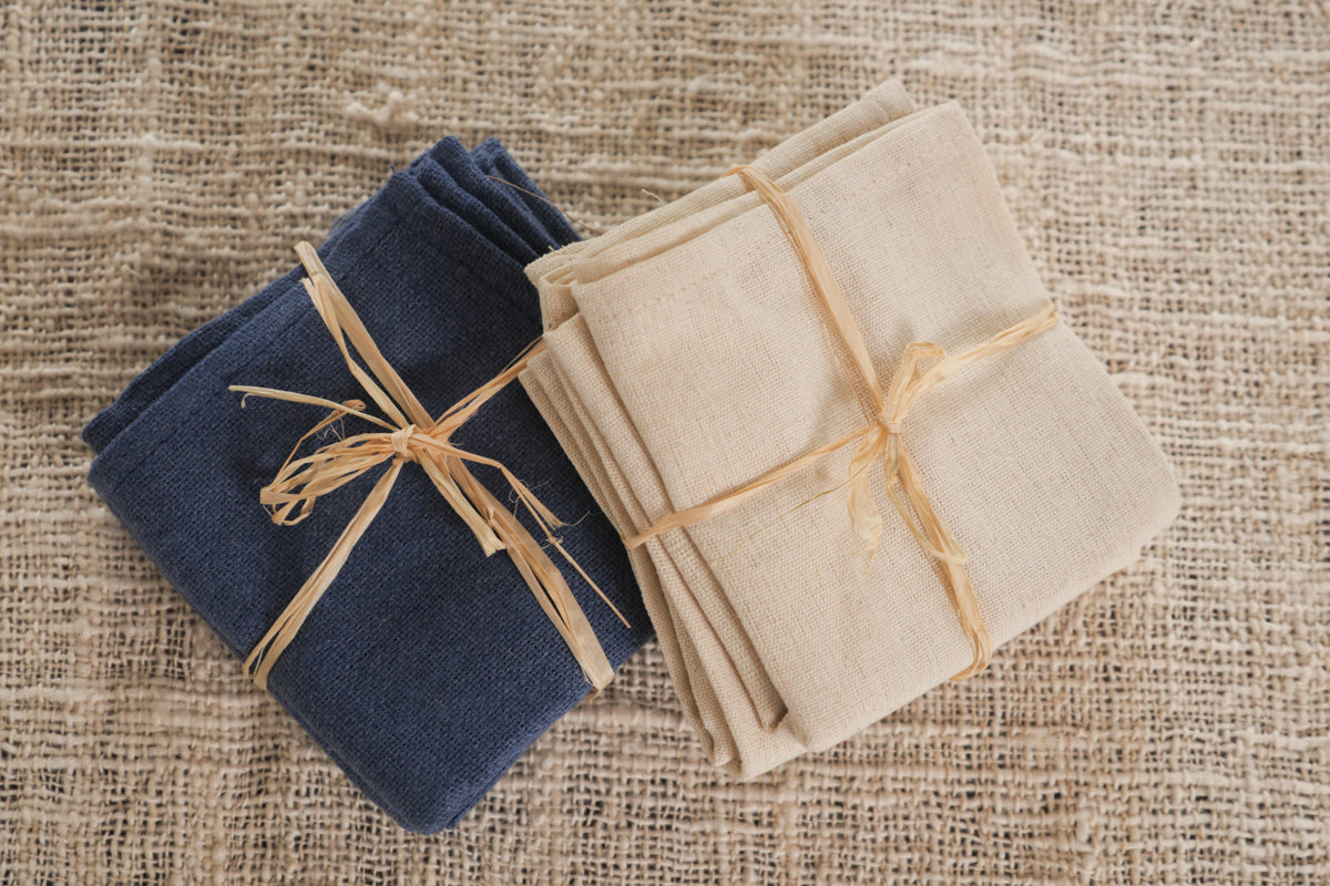 Set de 2  serviette de table bleu.  Cette serviette de table est fabriquée à partir de fils de coton recyclés et tissés sur un métier à main traditionnel. 