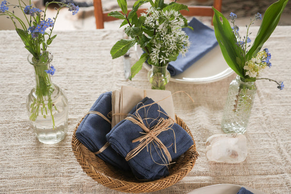 Set de 2  serviette de table bleu.  Cette serviette de table est fabriquée à partir de fils de coton recyclés et tissés sur un métier à main traditionnel. 