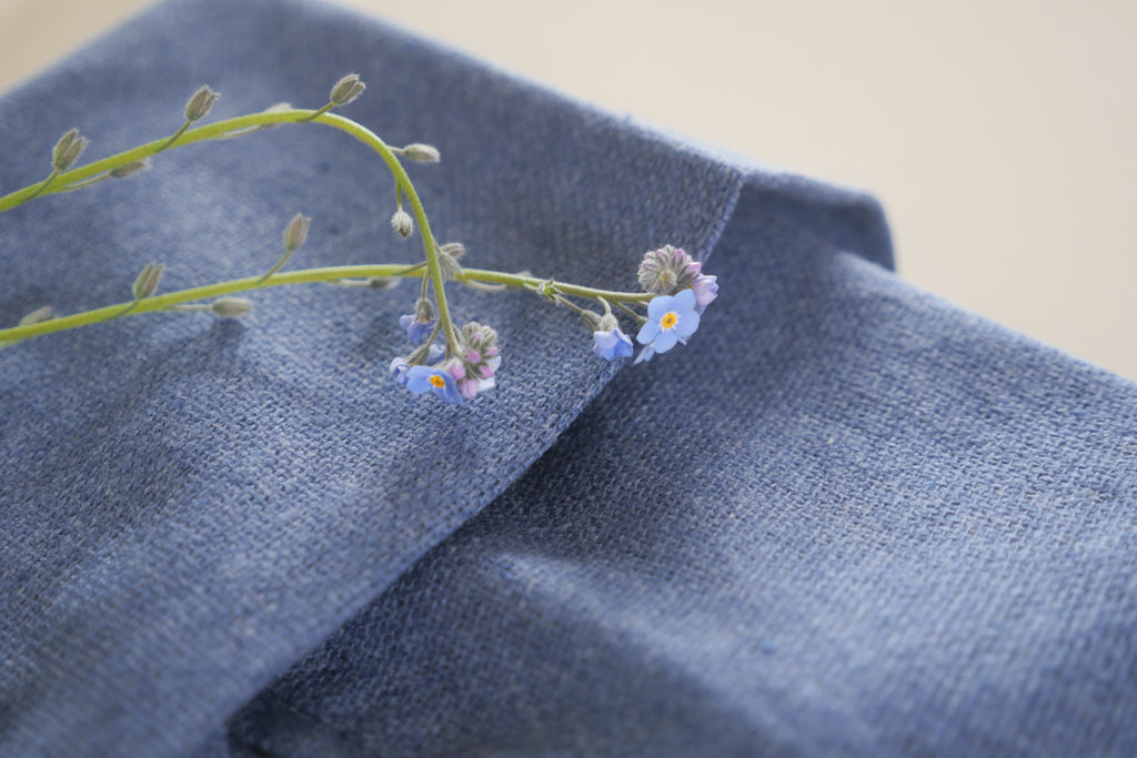 Set de 2  serviette de table bleu.  Cette serviette de table est fabriquée à partir de fils de coton recyclés et tissés sur un métier à main traditionnel. 