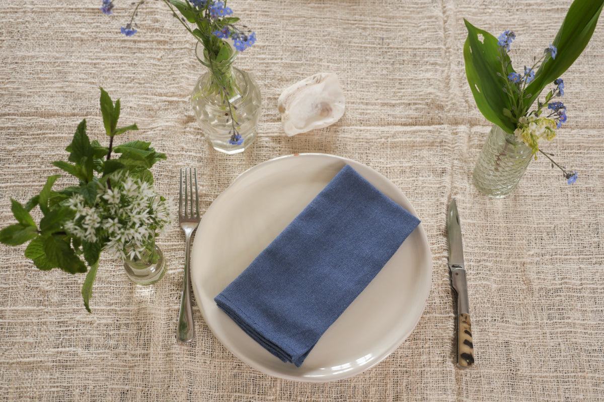 Set de 2  serviette de table bleu.  Cette serviette de table est fabriquée à partir de fils de coton recyclés et tissés sur un métier à main traditionnel.  Image principale du produit