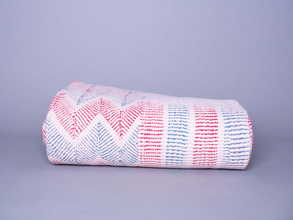 Magnifique couvre-lit kantha vintage de Bengale motif chevron. Image principale du produit