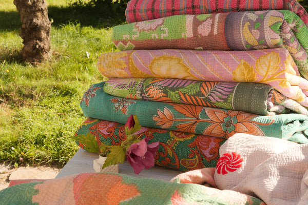 Kantha sari couvre-lit Saffron Hibiscus No.47 coton recyclé brodé à la main