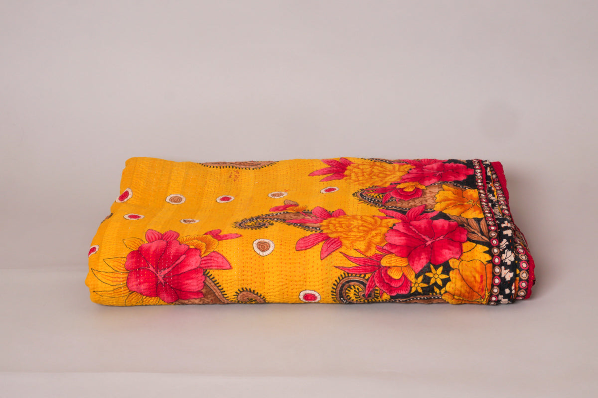 Kantha sari couvre-lit Saffron Hibiscus Image principale du produit