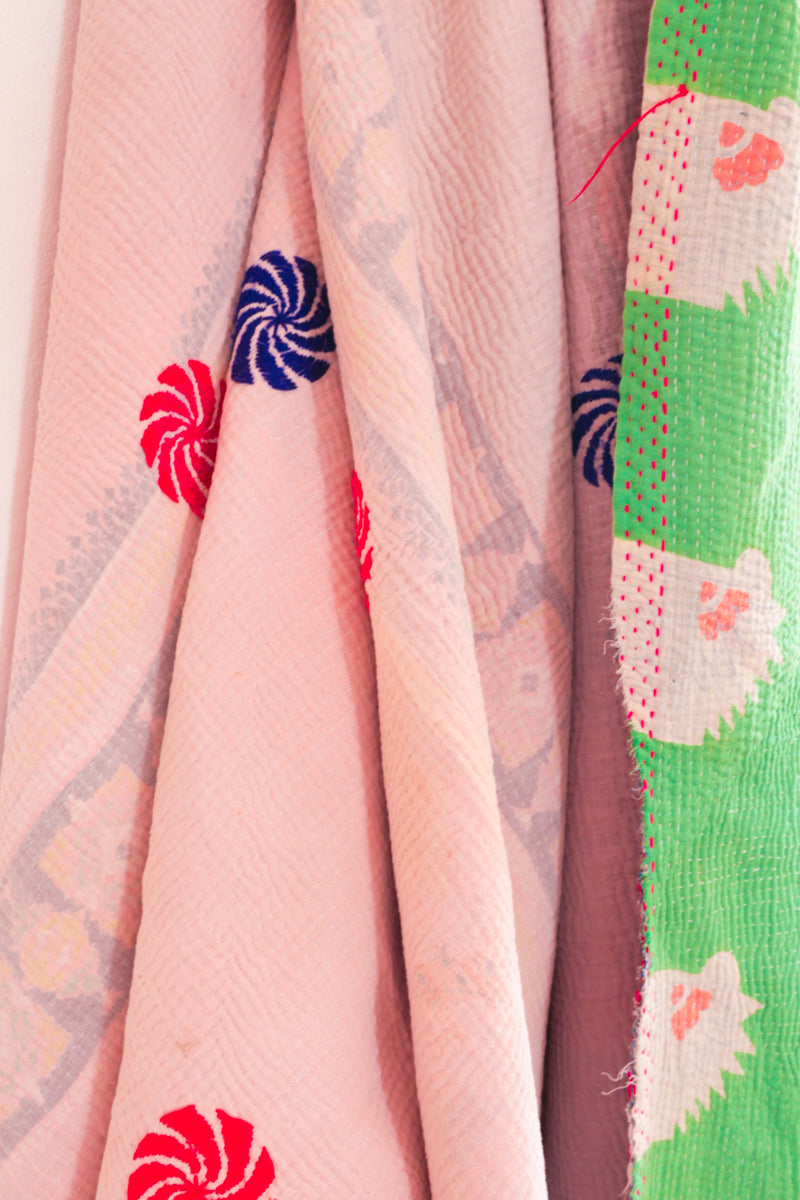 Vintage Kantha couvre lit, vert et rose avec broderie
