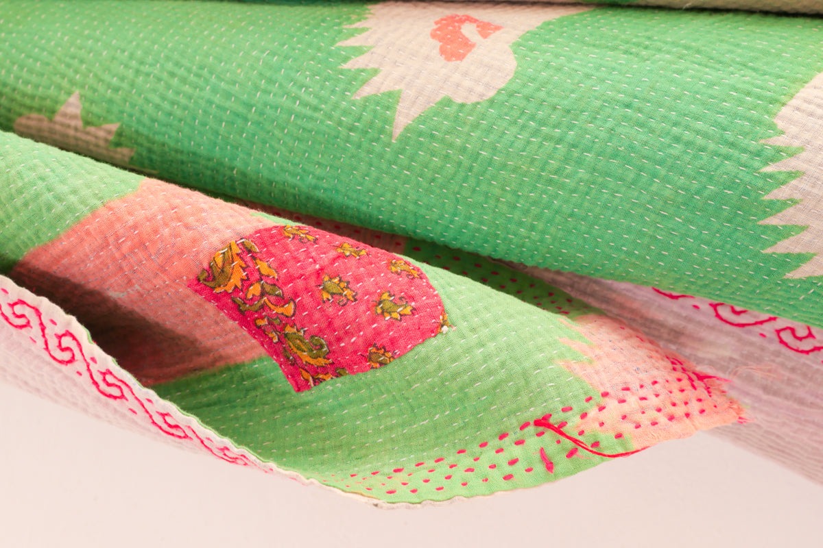 Vintage Kantha couvre lit, vert et rose avec broderie