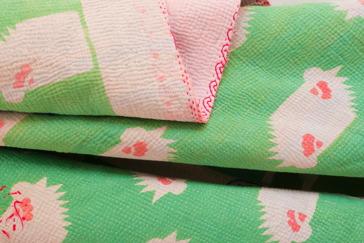 Vintage Kantha couvre lit, vert et rose avec broderie