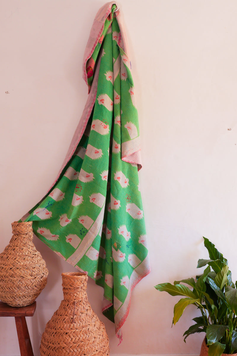 Vintage Kantha couvre lit, vert et rose avec broderie
