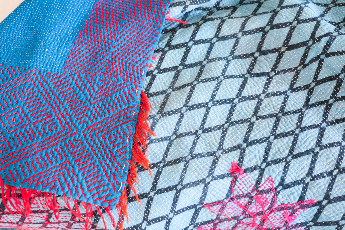 Vintage Kantha couvre lit bleu avec broderie rose
