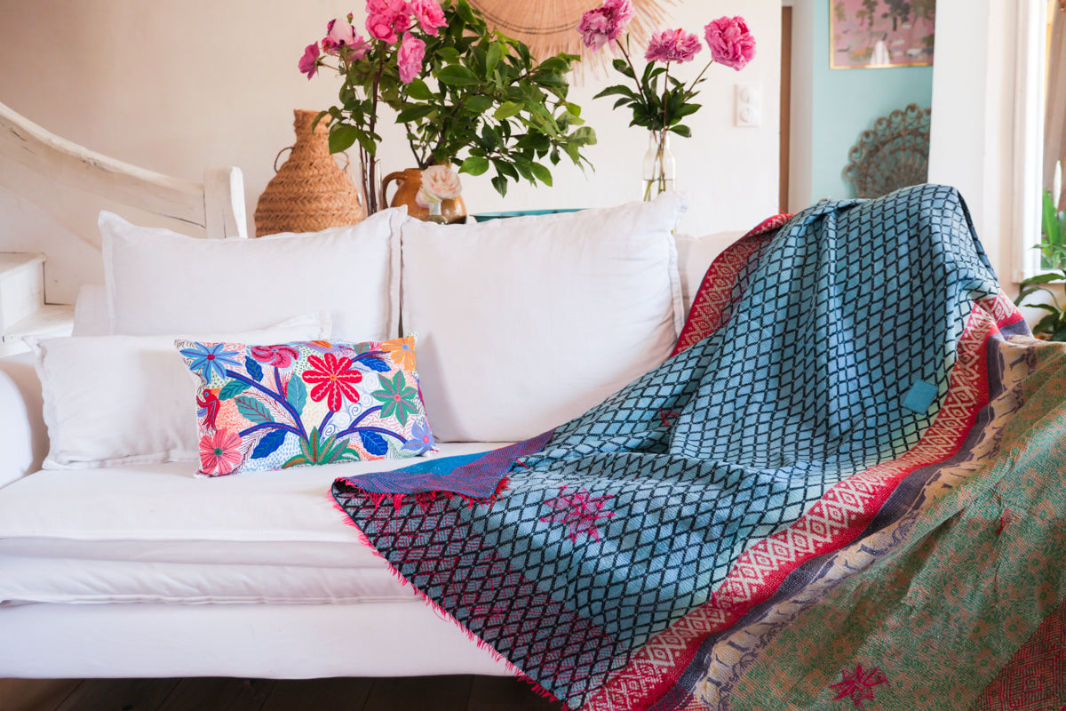 Vintage Kantha couvre lit bleu avec broderie rose
