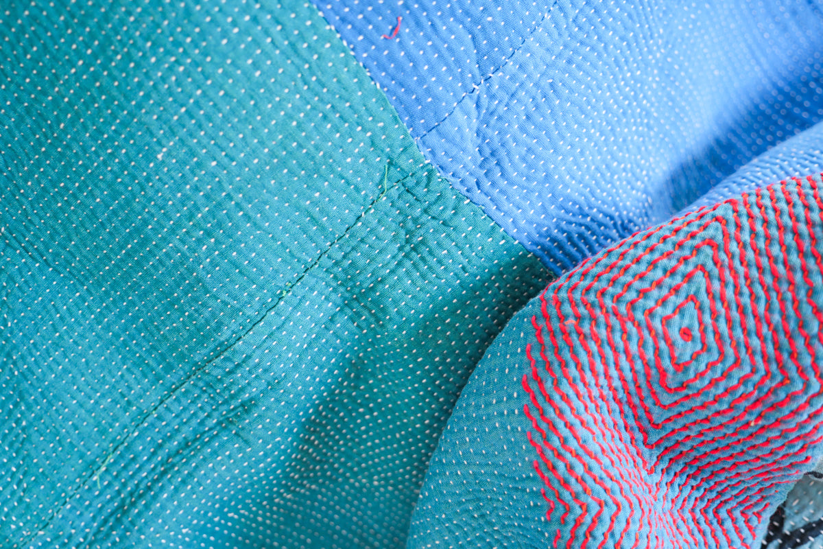 Vintage Kantha couvre lit bleu avec broderie rose