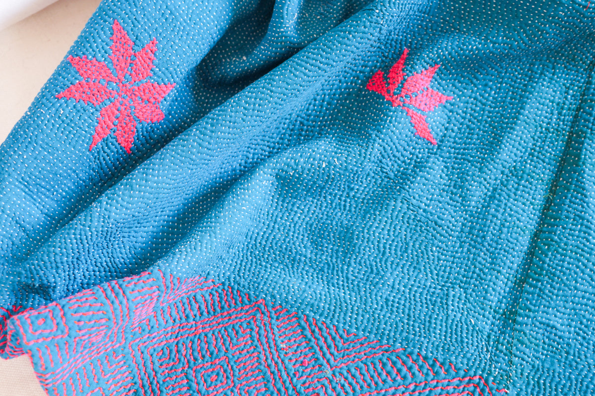 Vintage Kantha couvre lit bleu avec broderie rose