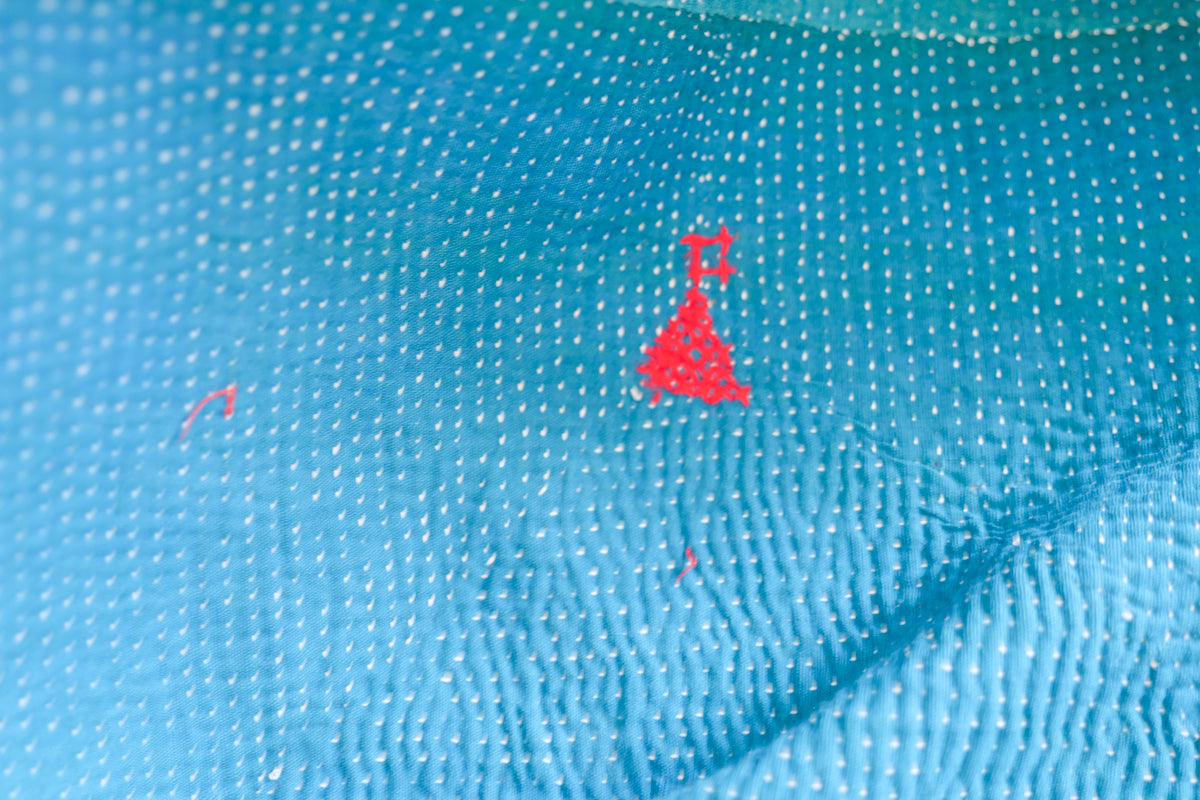 Vintage Kantha couvre lit bleu avec broderie rose