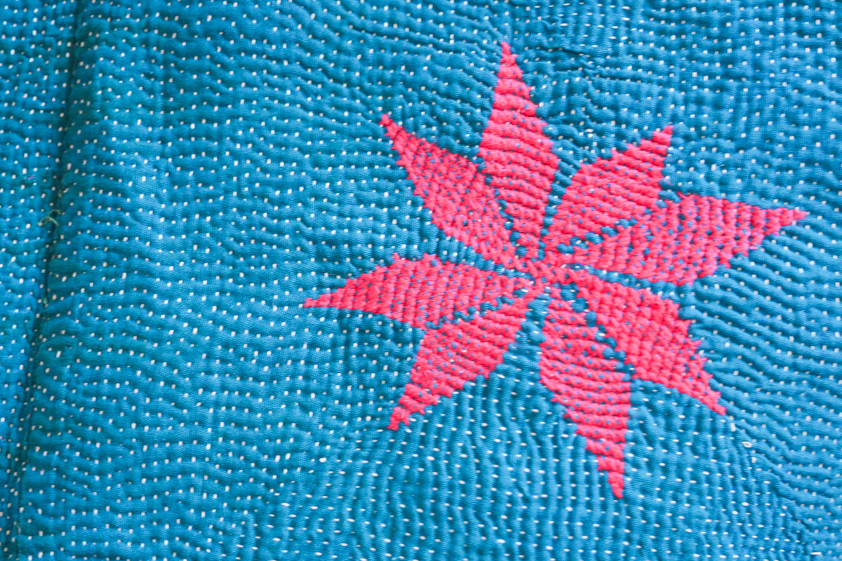Vintage Kantha couvre lit bleu avec broderie rose