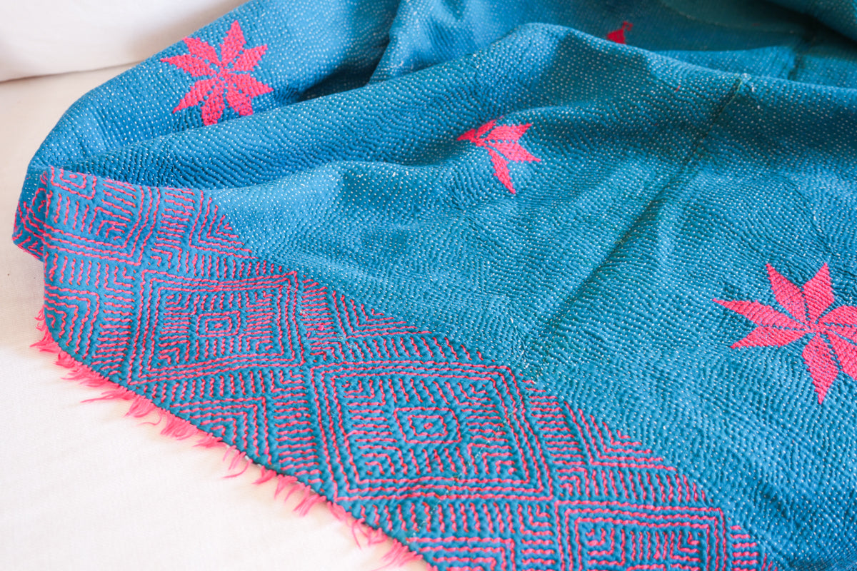 Vintage Kantha couvre lit bleu avec broderie rose