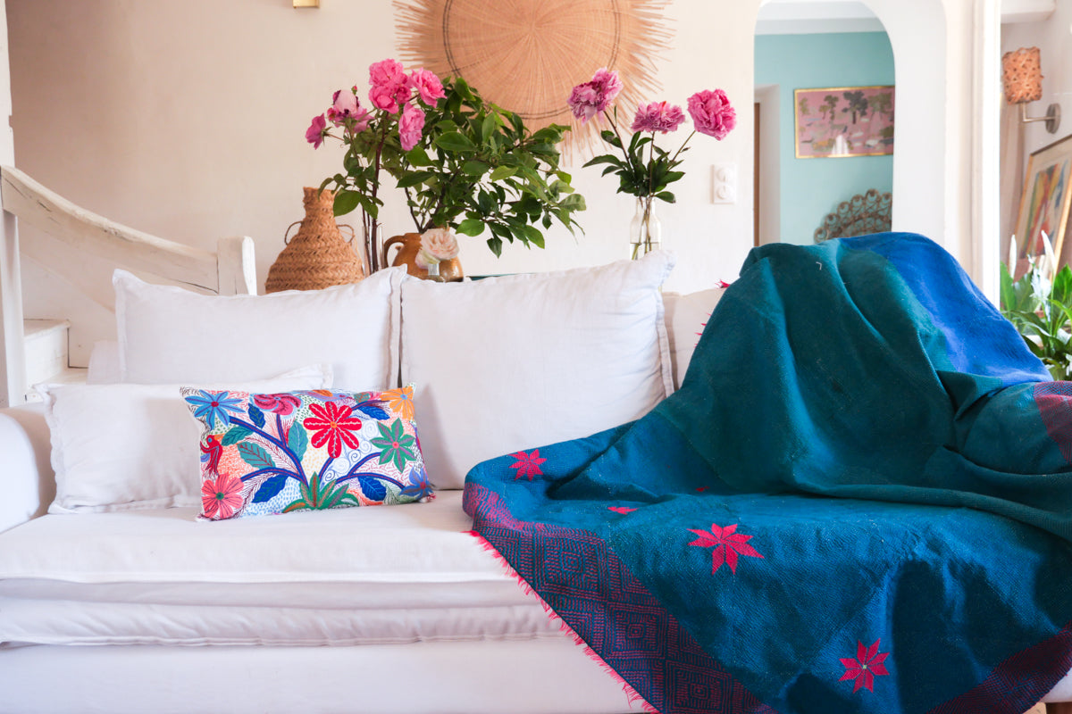 Vintage Kantha couvre lit bleu avec broderie rose