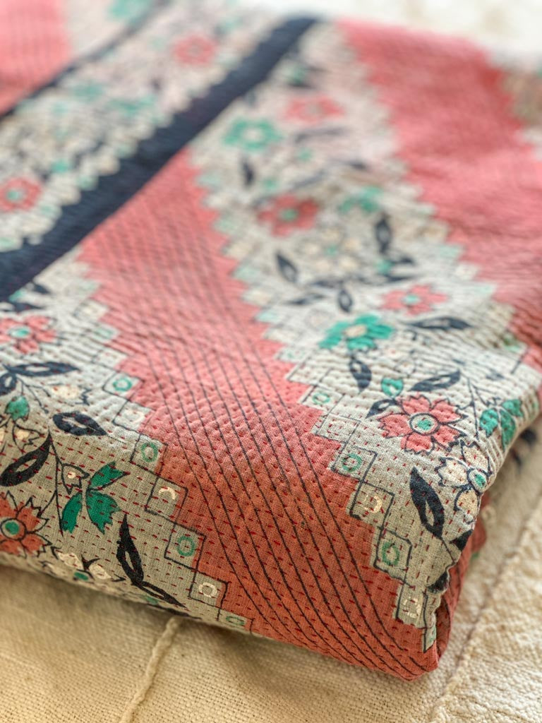 Couvre-lit Kantha Vintage en Coton Recyclé: Pink Paw