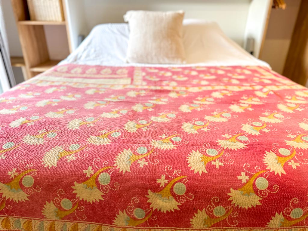 Couvre-lit Kantha Vintage en Coton Recyclé: Pink Garden Party Image secondaire du produit