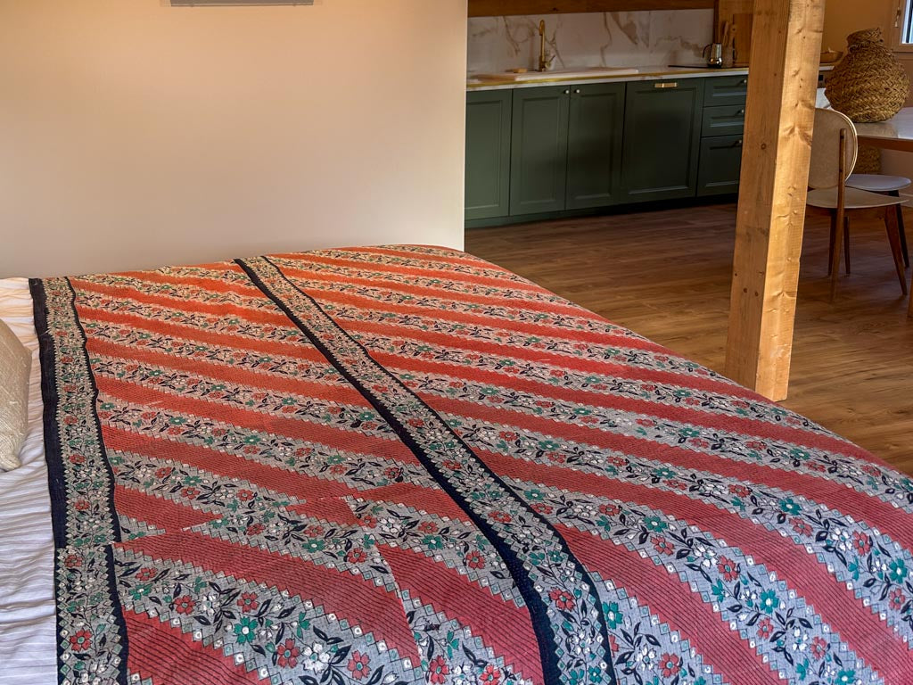 Couvre-lit Kantha Vintage en Coton Recyclé: Pink Paw
