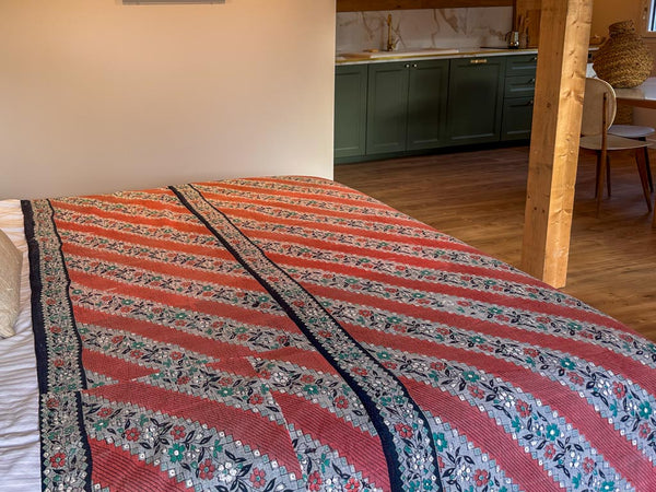 Couvre-lit Kantha Vintage en Coton Recyclé: Pink Paw