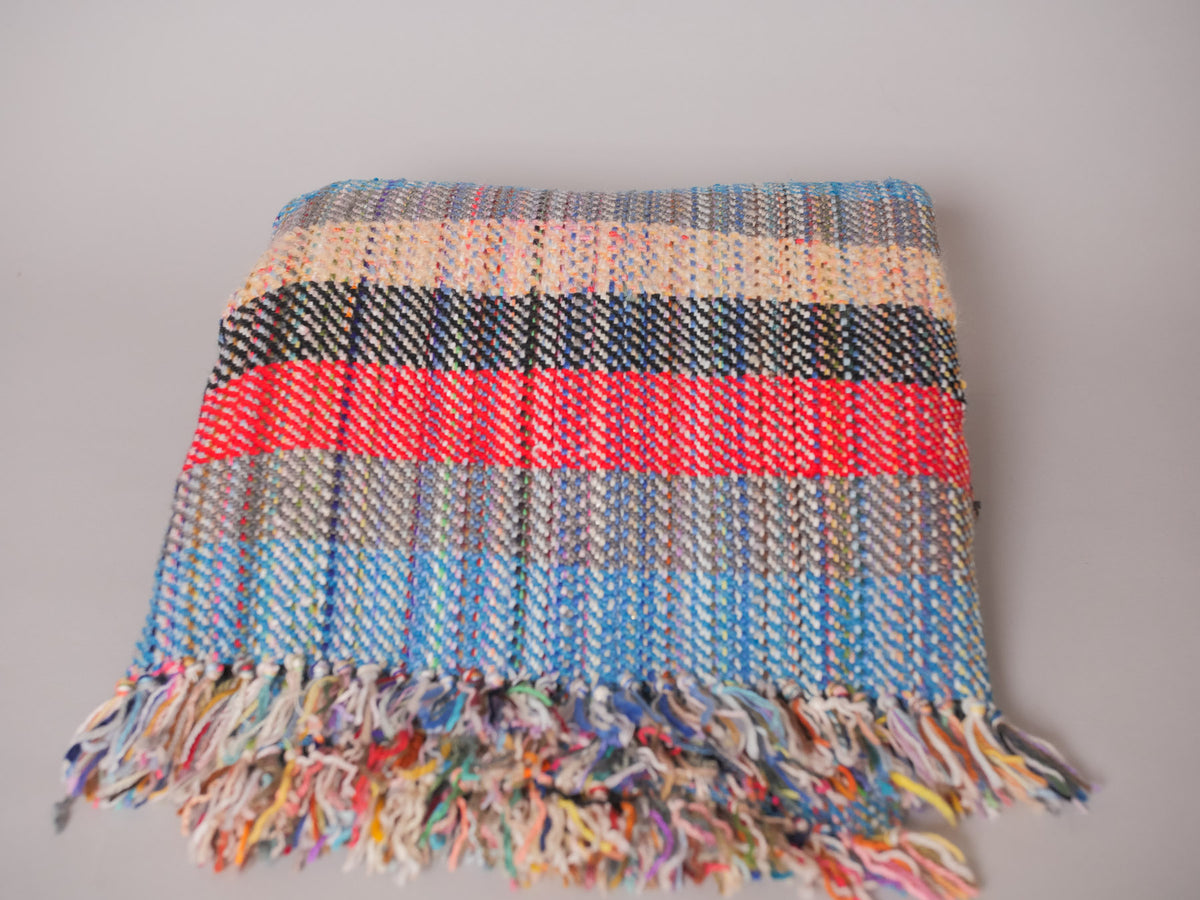 Couverture tissé main en laine recyclé, tissé main. Image principale du produit