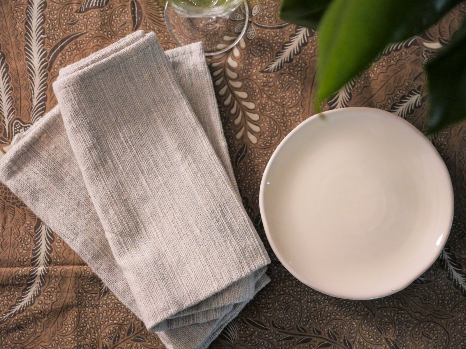 Set de 4 serviette de table ecru.  Cette serviette de table est fabriquée à partir de fils de coton recyclés et tissés sur un métier à main traditionnel.
