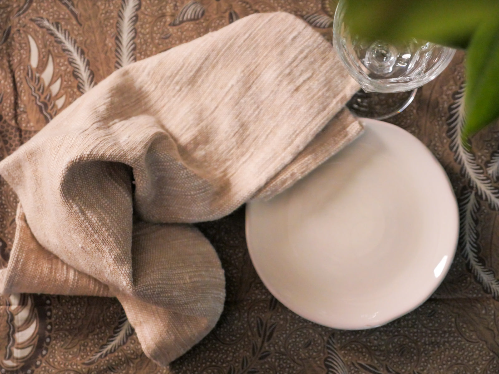 Set de 4 serviette de table ecru.  Cette serviette de table est fabriquée à partir de fils de coton recyclés et tissés sur un métier à main traditionnel.