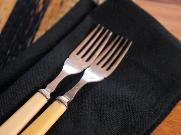 Set de 4 serviette de table noir.  Cette serviette de table est fabriquée à partir de fils de coton recyclés et tissés sur un métier à main traditionnel. .