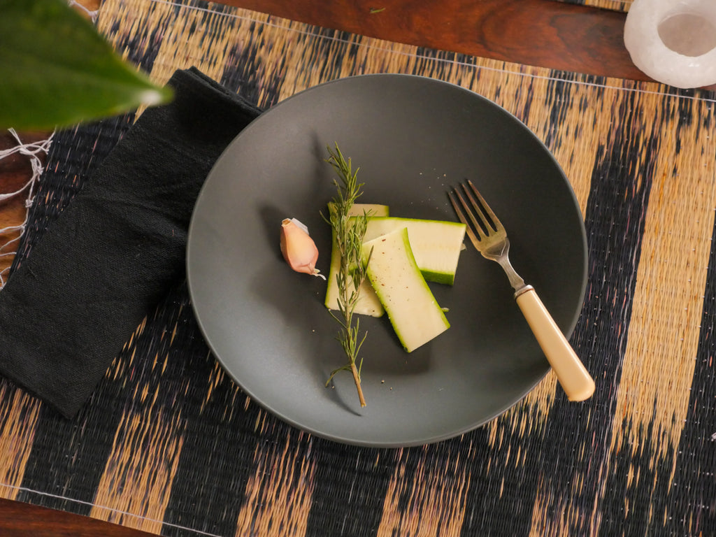 Set de 4 serviette de table noir.  Cette serviette de table est fabriquée à partir de fils de coton recyclés et tissés sur un métier à main traditionnel. .