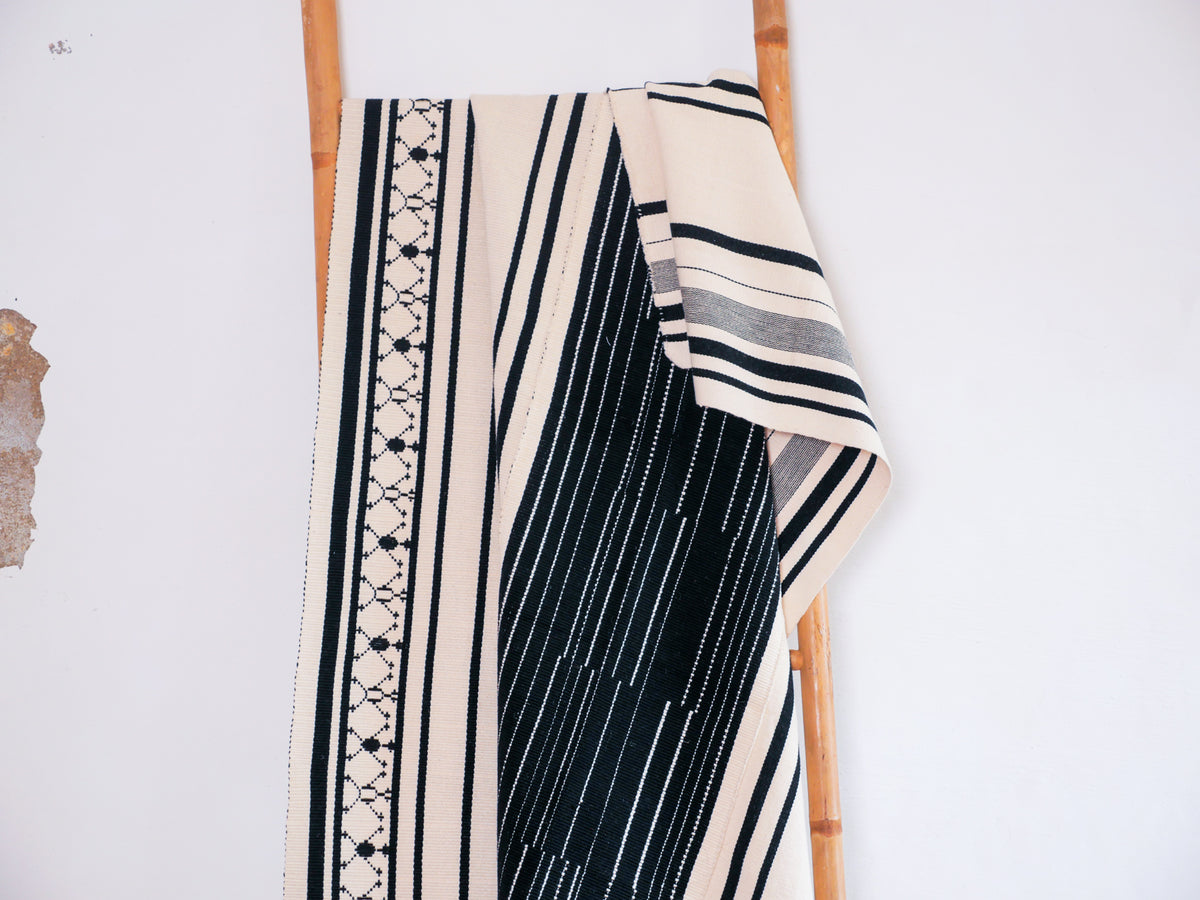 Naga Akong Tribal Plaid Tissé Main