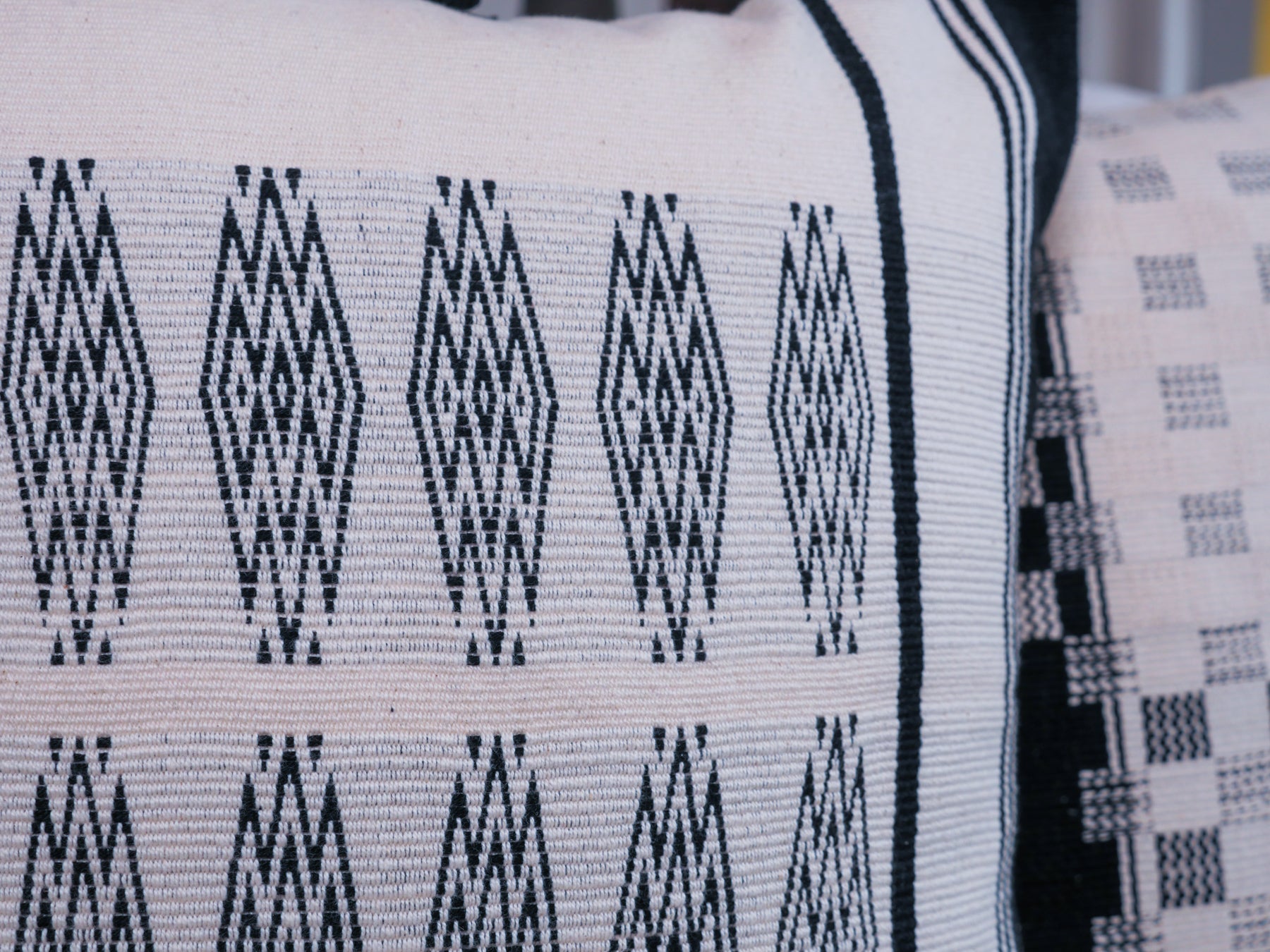 Naga Tribal Coussin Tissé Main Image secondaire du produit