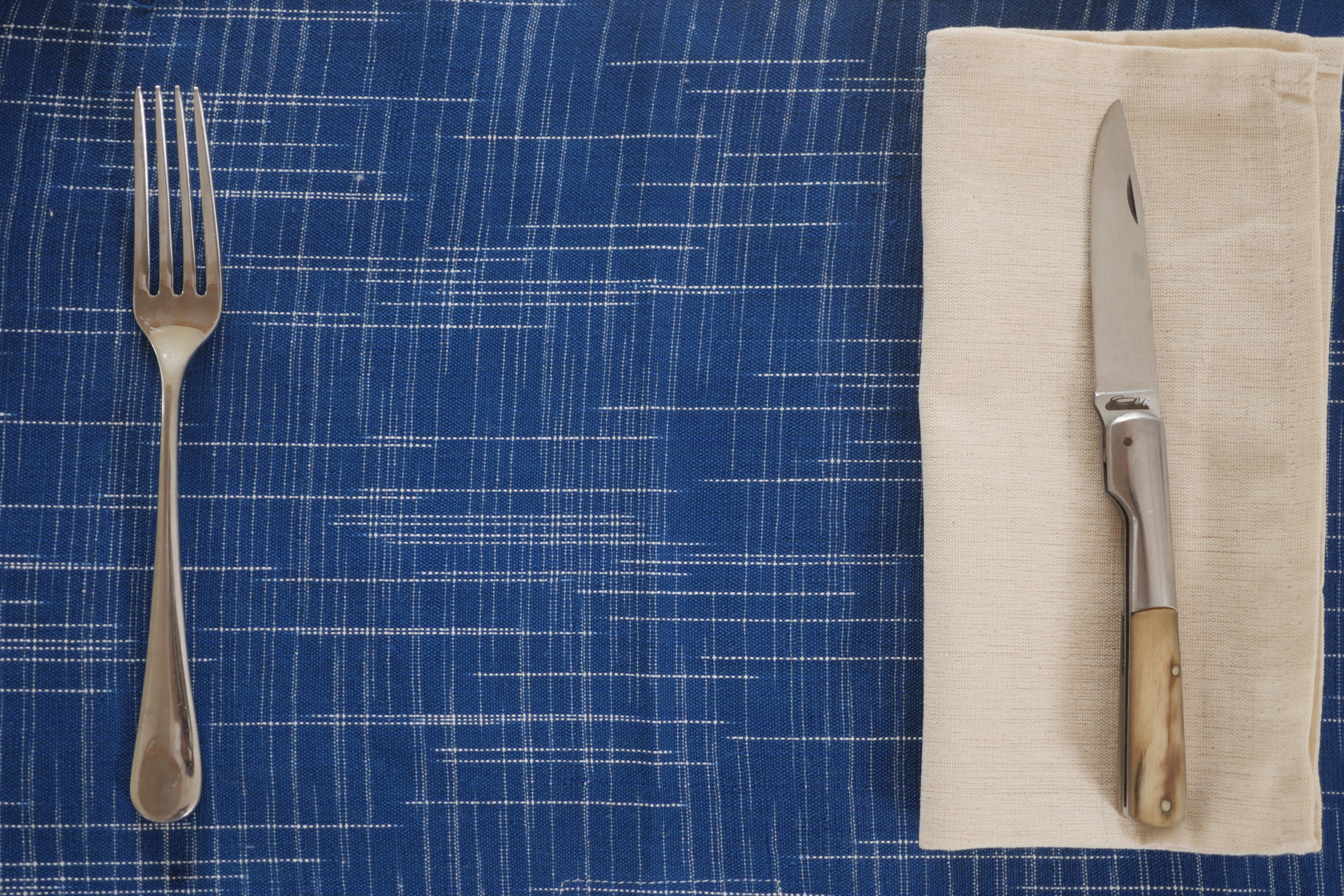 Set de 2  serviette de table ecru.  Cette serviette de table est fabriquée à partir de fils de coton recyclés et tissés sur un métier à main traditionnel. Ces serviettes de table peuvent être utilisées comme serviette de table ou comme set de table.