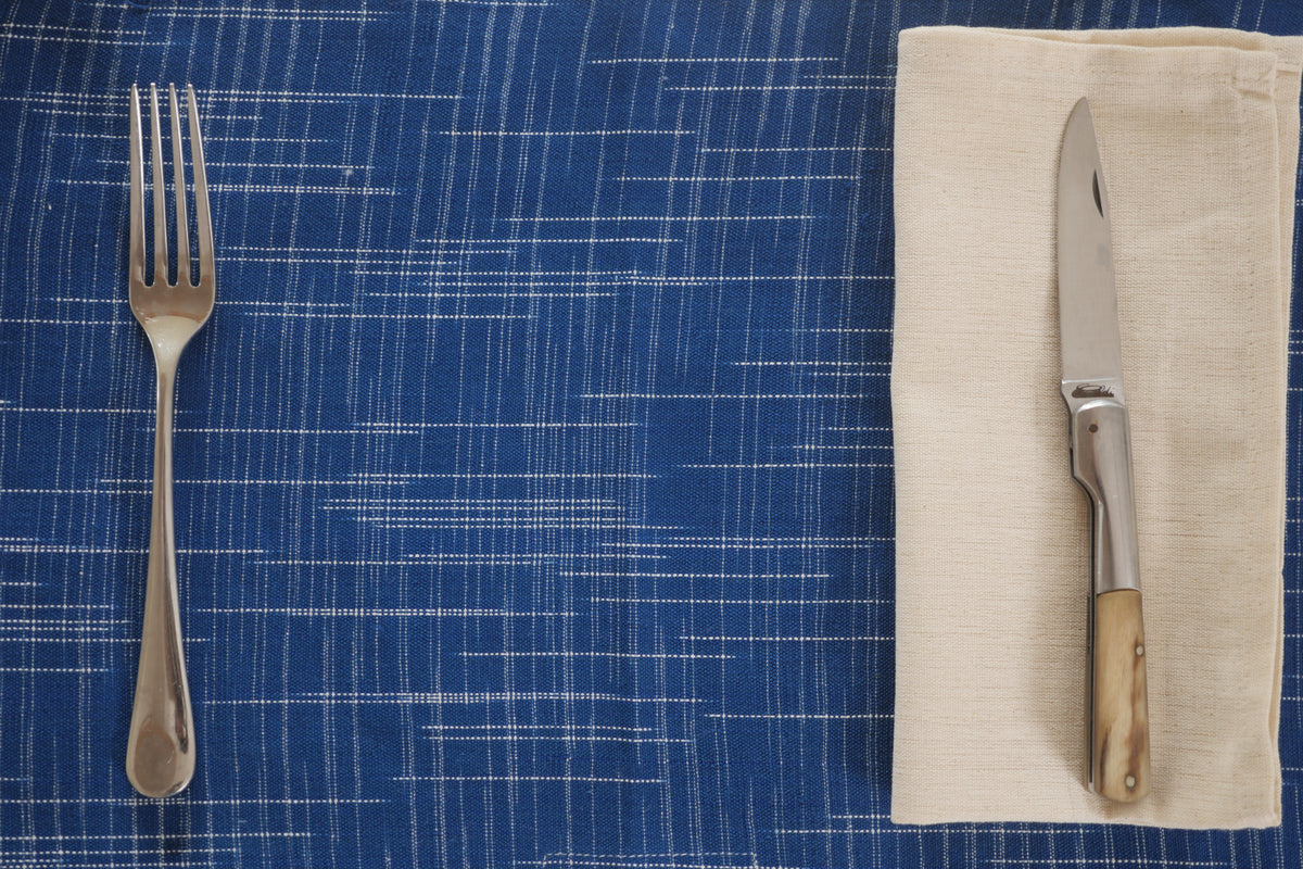 Set de 2  serviette de table ecru.  Cette serviette de table est fabriquée à partir de fils de coton recyclés et tissés sur un métier à main traditionnel. Ces serviettes de table peuvent être utilisées comme serviette de table ou comme set de table.