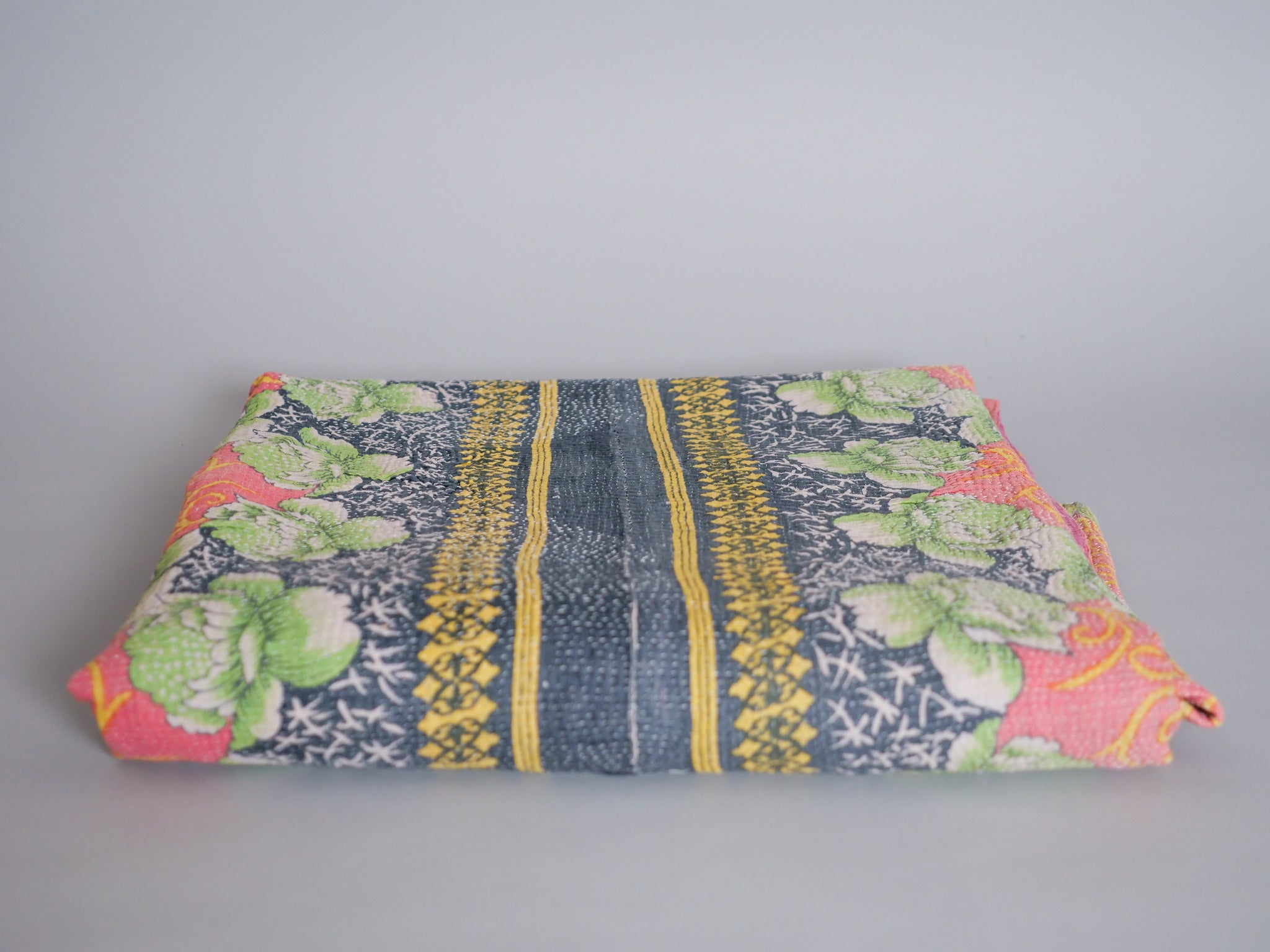 Couvre-lit Kantha Vintage en Coton Recyclé  No.16 "Peony" Image secondaire du produit