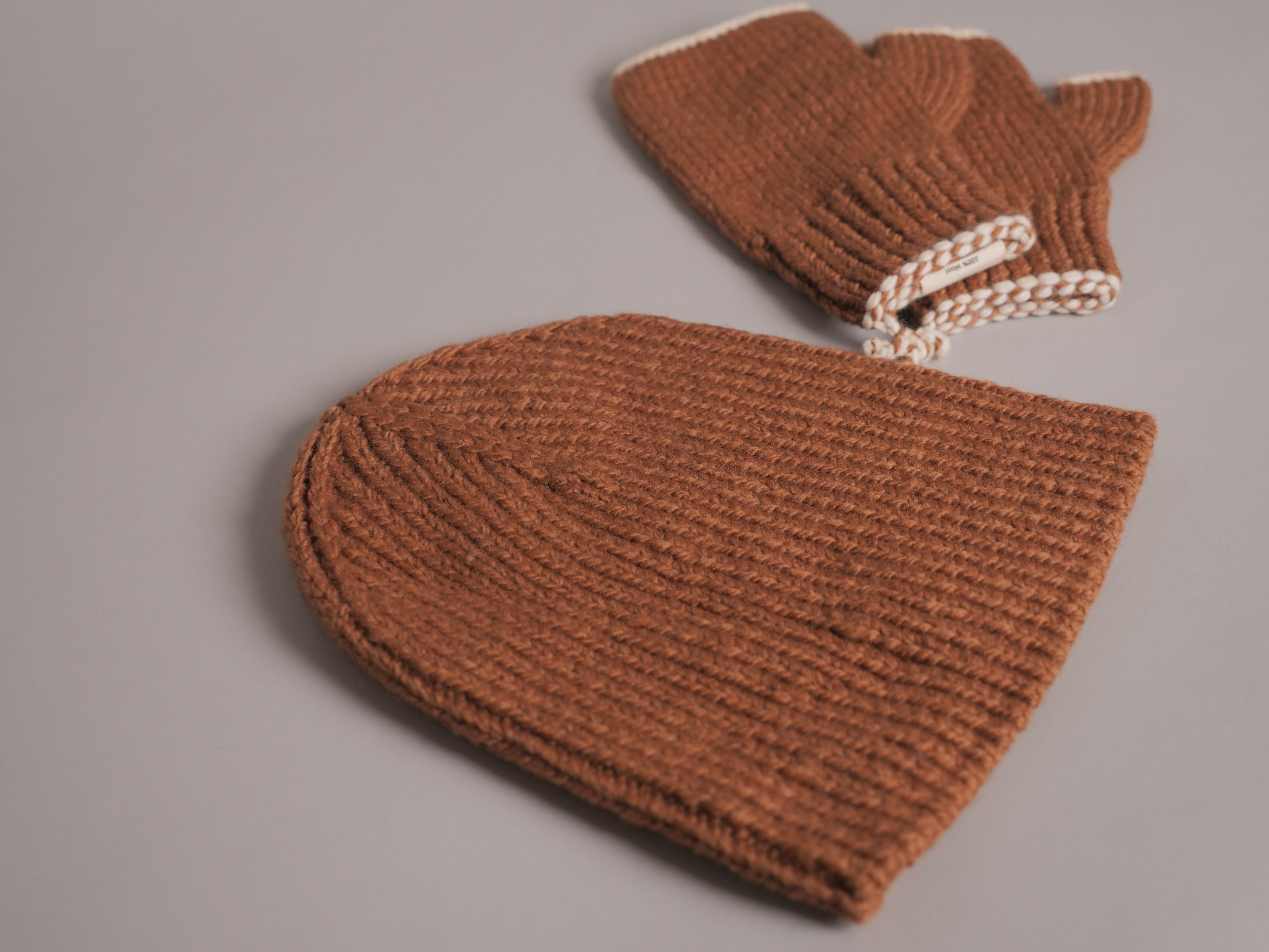 Bonnet en laine himalayenne fait main, couleur châtaigne, teinte artisanale.